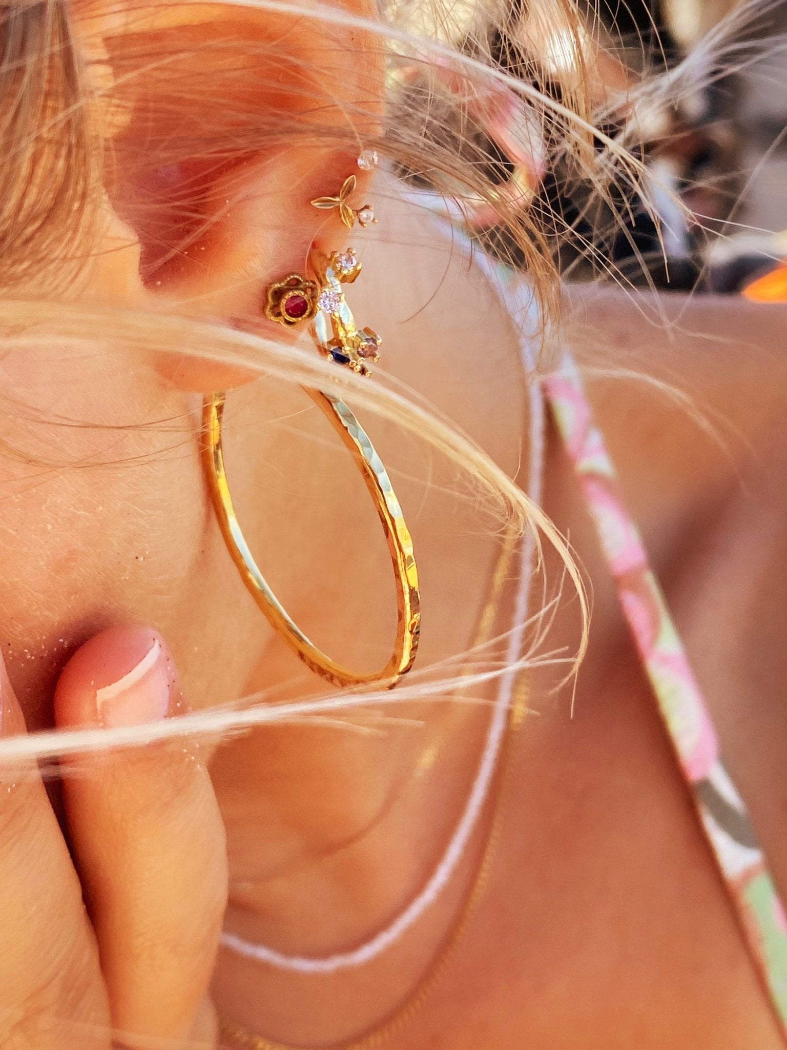 Wasserfeste Gold Creolen gehämmert, 40 mm/4 cm Ohrring Hoops Stacking am Ohr für den Sommer - ALICIA'S DIARY