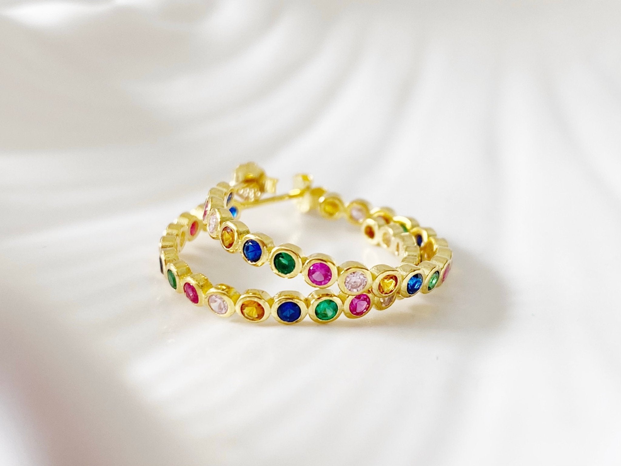 Vergoldeter Schmuck mit bunten Steinen von dem Schmucklabel ALICIA'S DIARY®