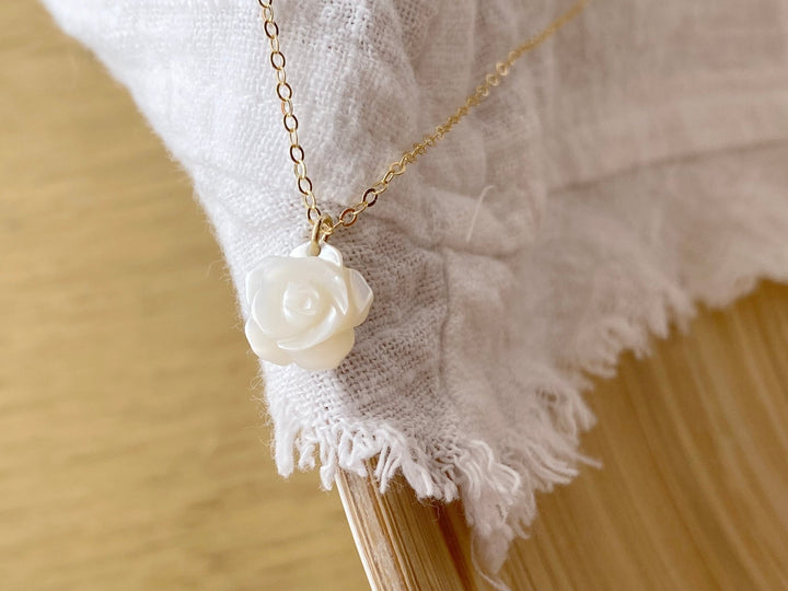 Goldfill Halskette mit Perlmutt Rose | MIRELLA - ALICIA'S DIARY®