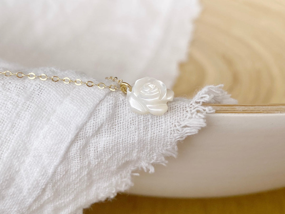 Goldfill Halskette mit Perlmutt Rose | MIRELLA - ALICIA'S DIARY®