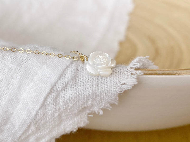 Goldfill Halskette mit Perlmutt Rose | MIRELLA - ALICIA'S DIARY®