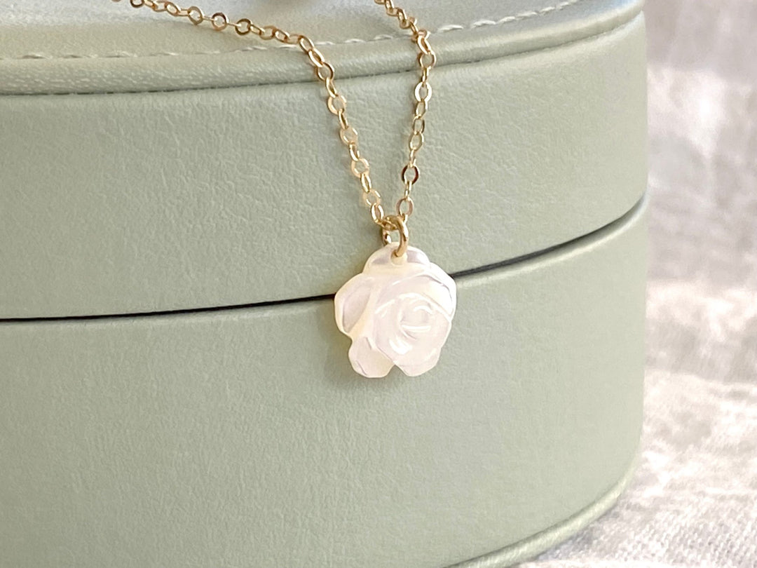 Goldfill Halskette mit Perlmutt Rose | MIRELLA - ALICIA'S DIARY®