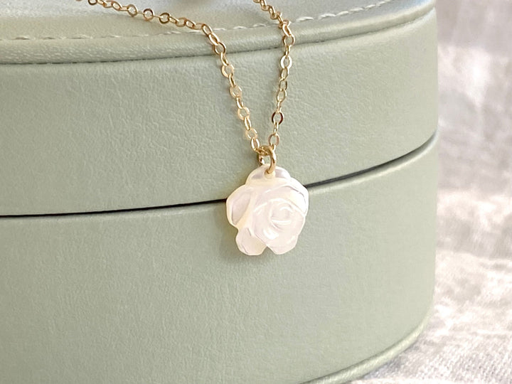 Goldfill Halskette mit Perlmutt Rose | MIRELLA - ALICIA'S DIARY®