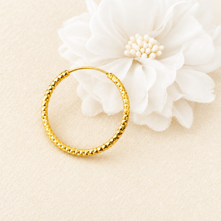 Dünne Creolen mit Diamond Cut, goldene Reifen, Hoops, cooler Schmuck für junge Frauen, Ohrringe von