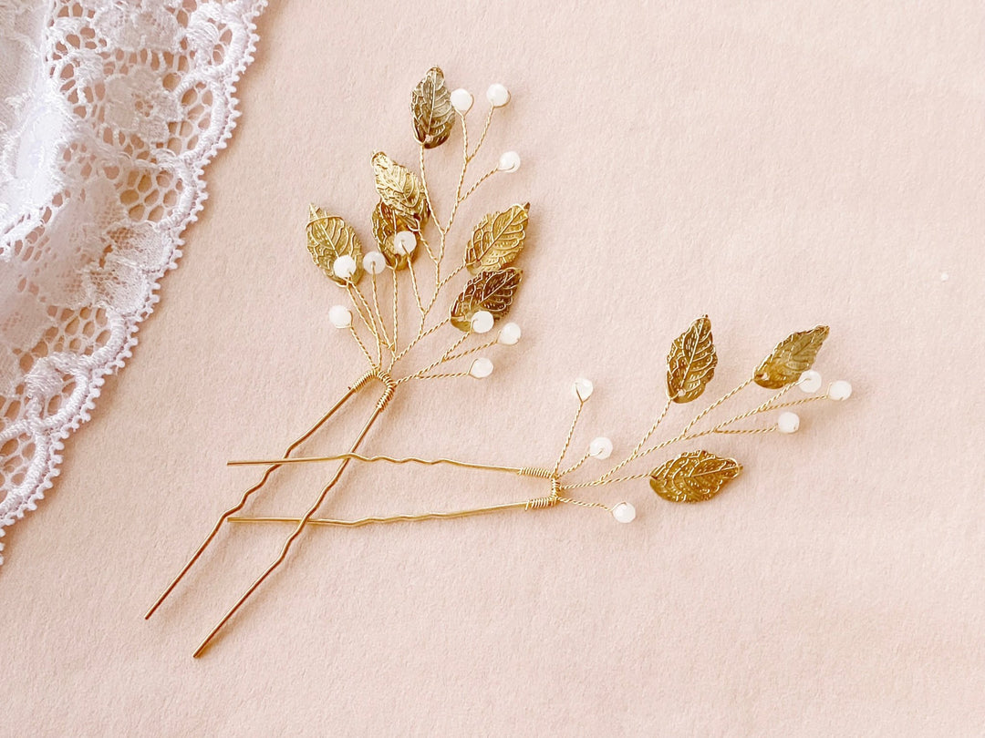 50er Jahre Mode Hochzeit, Kleid und Schmuck Hochzeitsgast, goldene Haarnadeln mit Blättern von Alicia's Diary