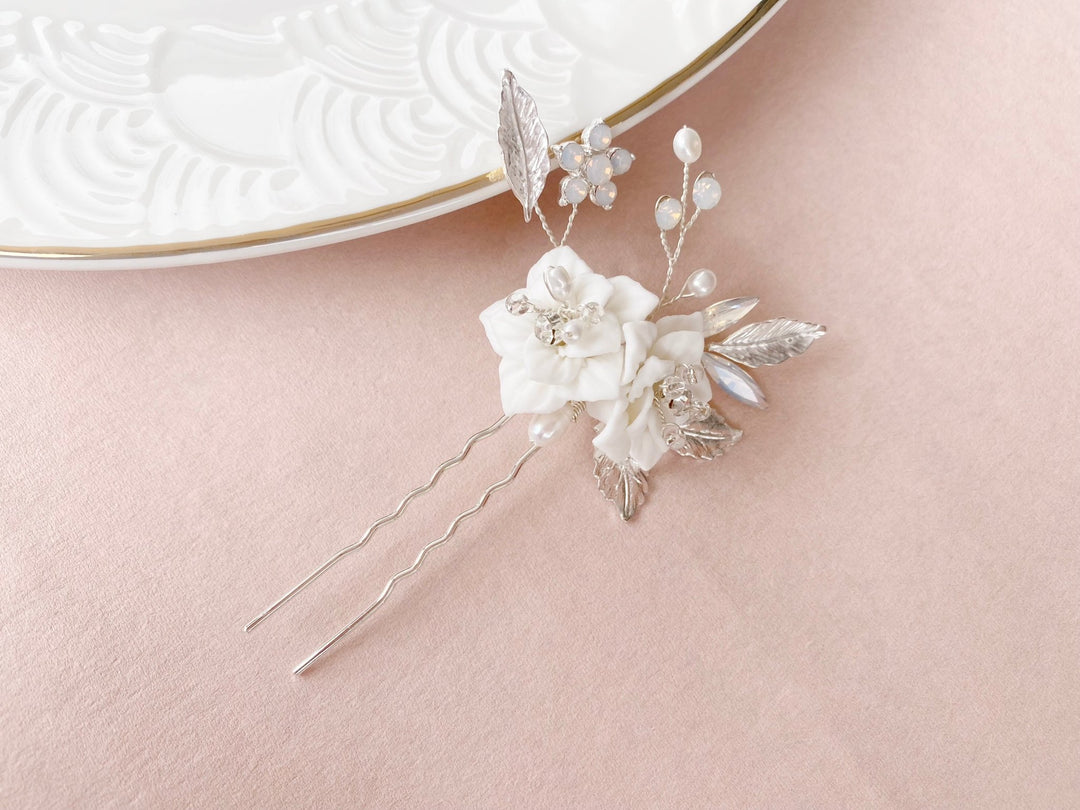 Silberne Braut Haarnadel mit weißen Blüten und Glitzer, für half up half down, weiße Hochzeit, Keramikblumen, Alicia's Diary