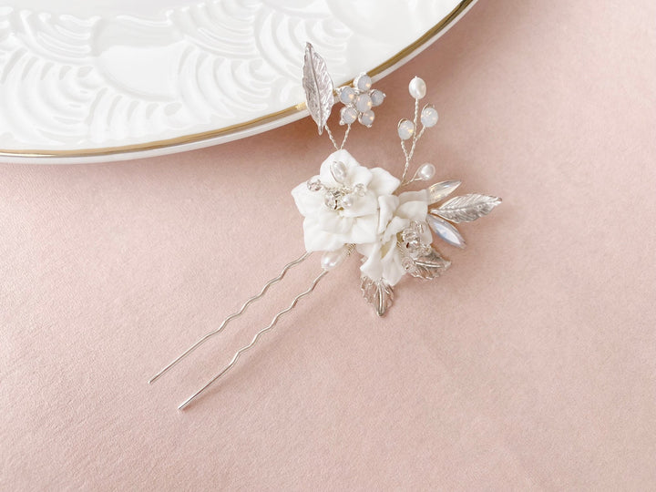 Silberne Braut Haarnadel mit weißen Blüten und Glitzer, für half up half down, weiße Hochzeit, Keramikblumen, Alicia's Diary