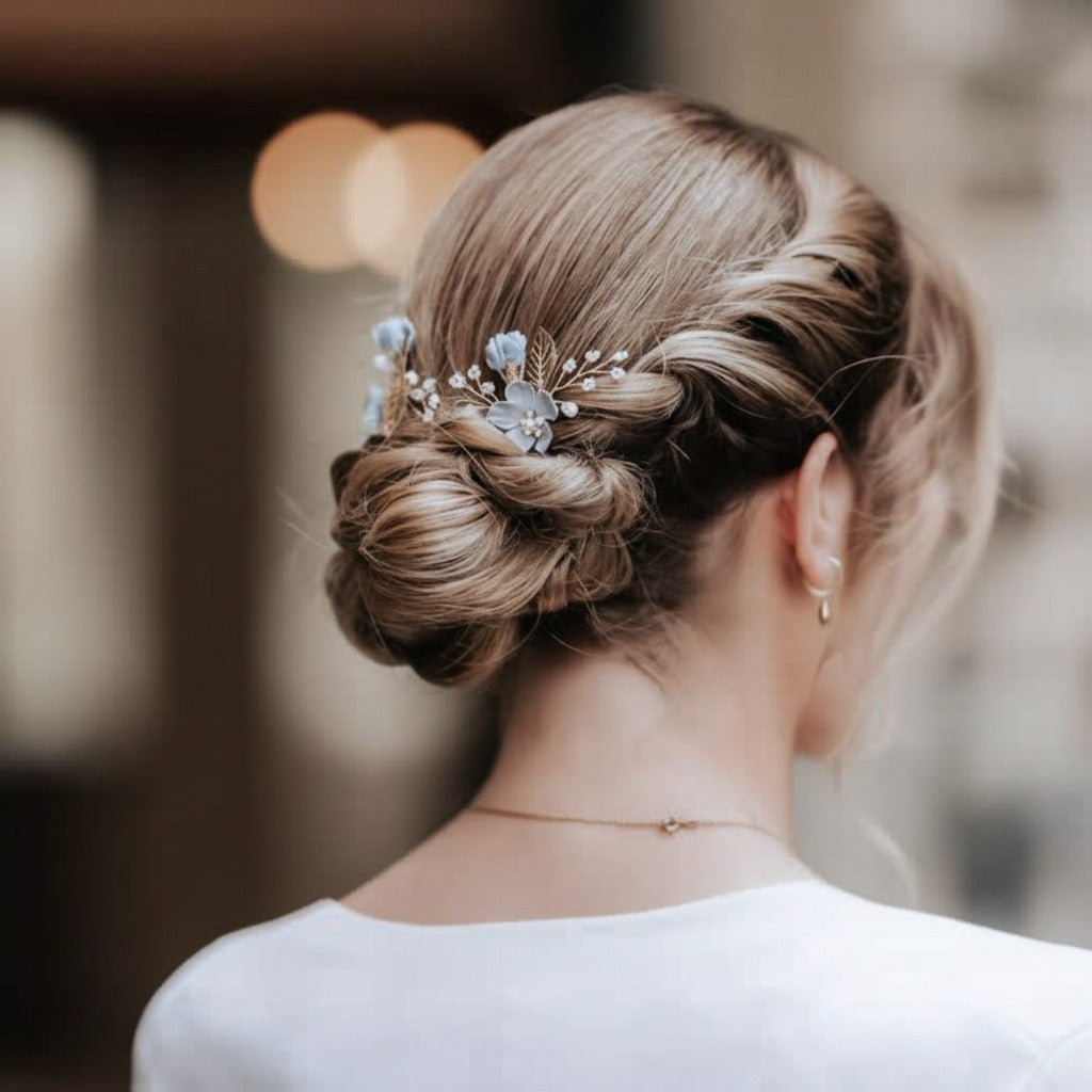 Hochsteckfrisur Hochzeit mit blauen Blumen, etwas Blaues für die Braut, Schmuck für die Hochzeit, florale Haarnadeln blau