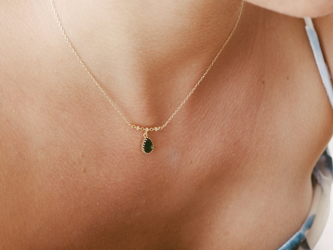 Romantic necklace with drop gemstone