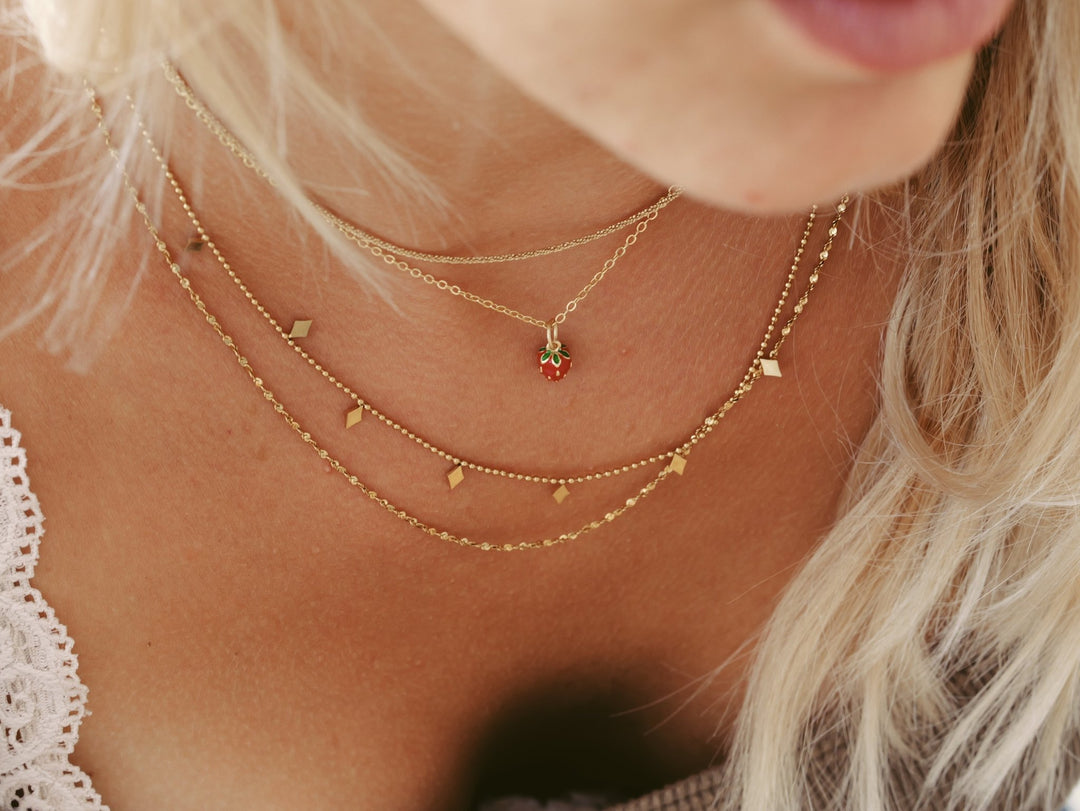 Goldene Halskette mit Erdbeer Anhänger-ALICIA'S DIARY®