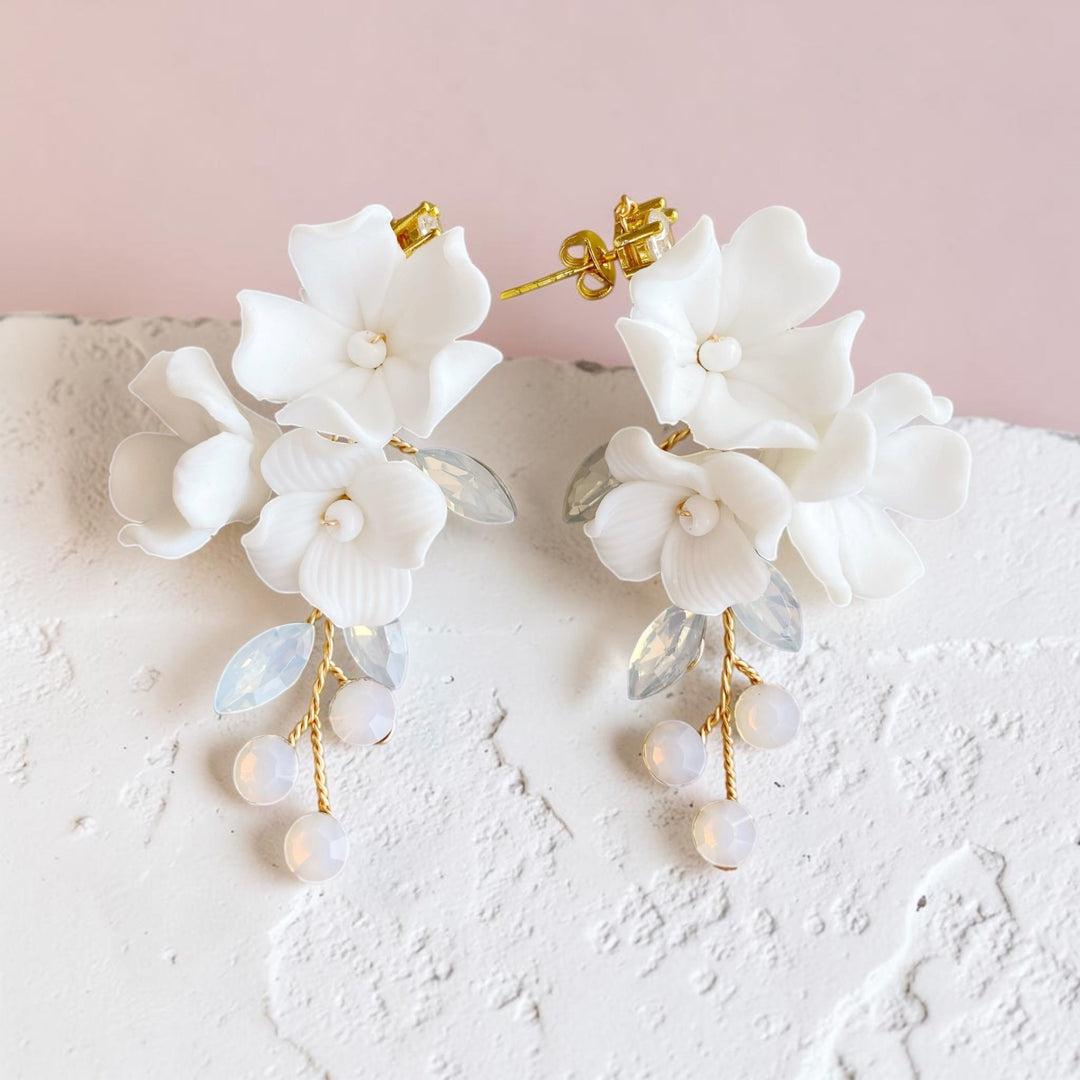 Weiße Blüten Ohrringe mit blau schimmernden Perlen | LOUISA - ALICIA'S DIARY®