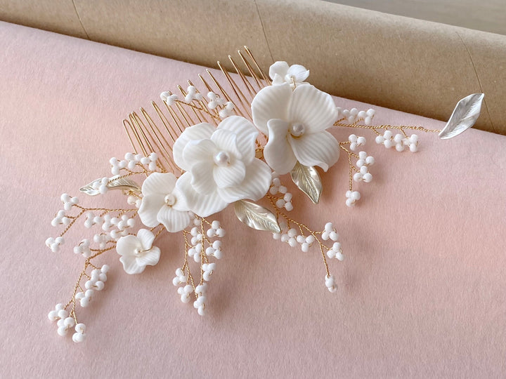 Handgemachter Brautschmuck mit weißen Blumen und vielen Perlen, champgner, blush, Alicia's Diary