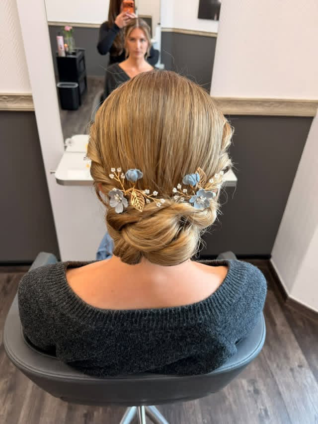 Brautstyling, Brautfrisur Ideen, Hochsteckfrisur Hochzeit mit blauen Blumen, etwas Blaues für die Braut, Schmuck für die Hochzeit, florale Haarnadeln blau