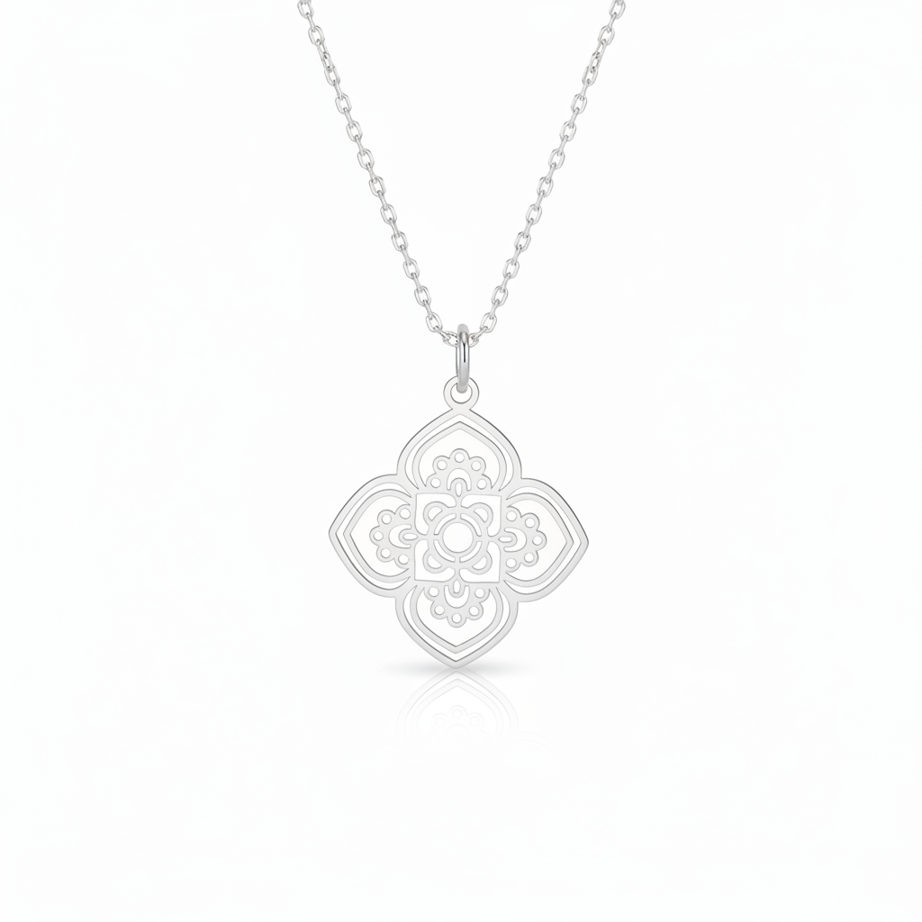 Feiner Silberschmuck, Kette mit flachem Cut Out Anhänger Mandala silber, junger moderner Schmuck von Alicia's Diary