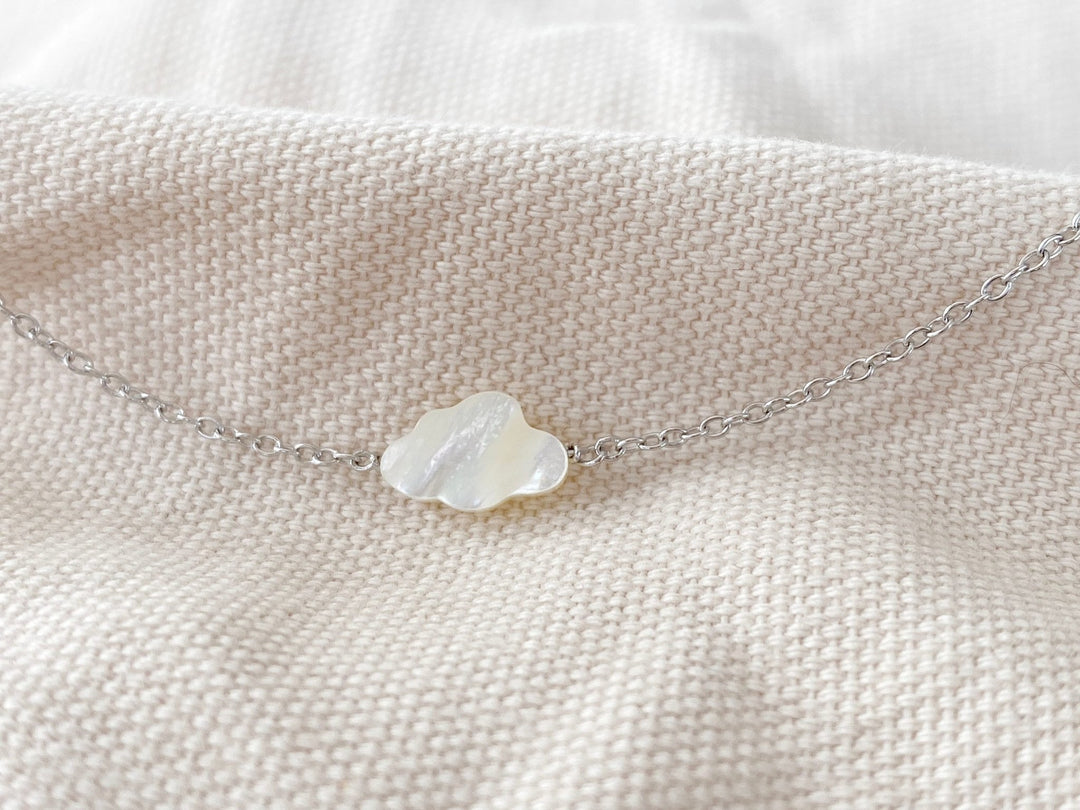 Echtsilbernes Wolkenarmband mit Perlmutt-Charm, Vorderansicht auf neutralem Hintergrund - ALICIA'S DIARY