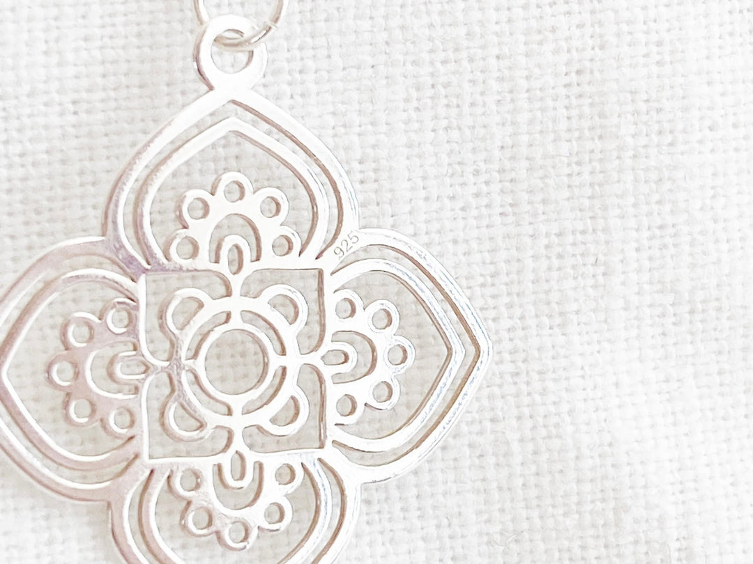 Silberne Halskette Mandala Anhänger - kissedby.shop