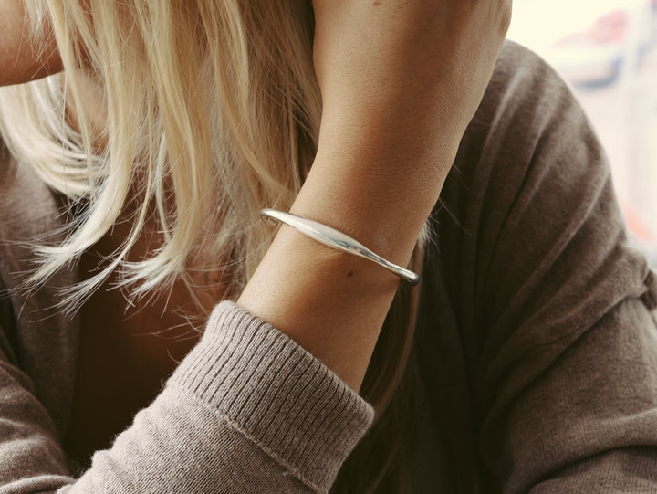Versilberte minimalistische Armspange Damen, jugendliche Mädchen und junge Frauen, Schmuck Online Shop