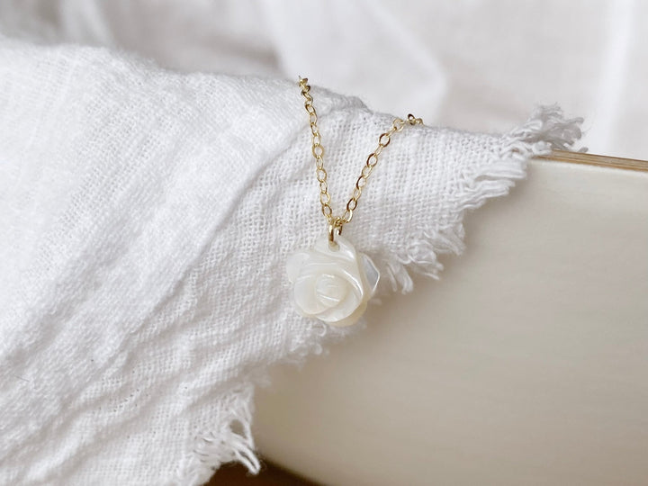 Goldfill Halskette mit Perlmutt Rose | MIRELLA - ALICIA'S DIARY®