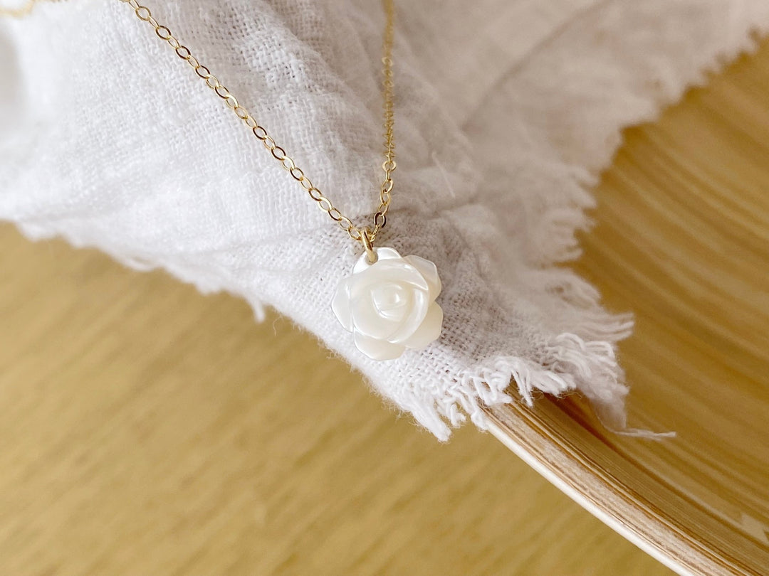 Goldfill Halskette mit Perlmutt Rose | MIRELLA - ALICIA'S DIARY®