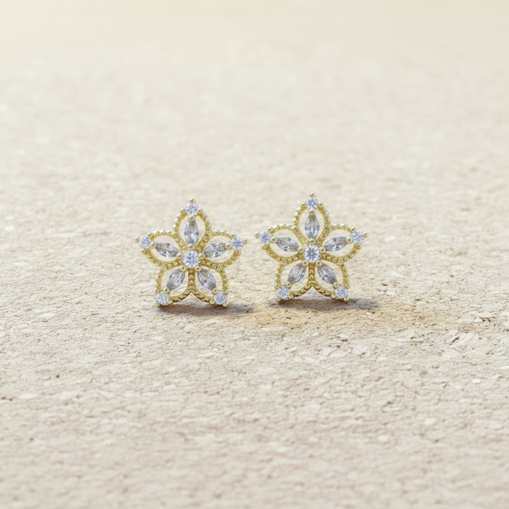 Aesthetic Schmuck: goldene Ohrstecker mit Schneeflocke und hellblauen Glitzer-Steinen, besondere Ohrringe aus vergoldetem 925 Silber