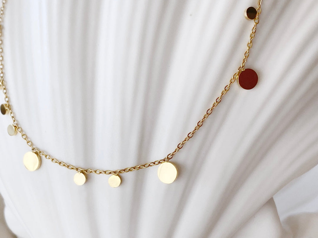 Goldene Boho Halskette mit vielen runden Anhängern von ALICIA'S DIARY