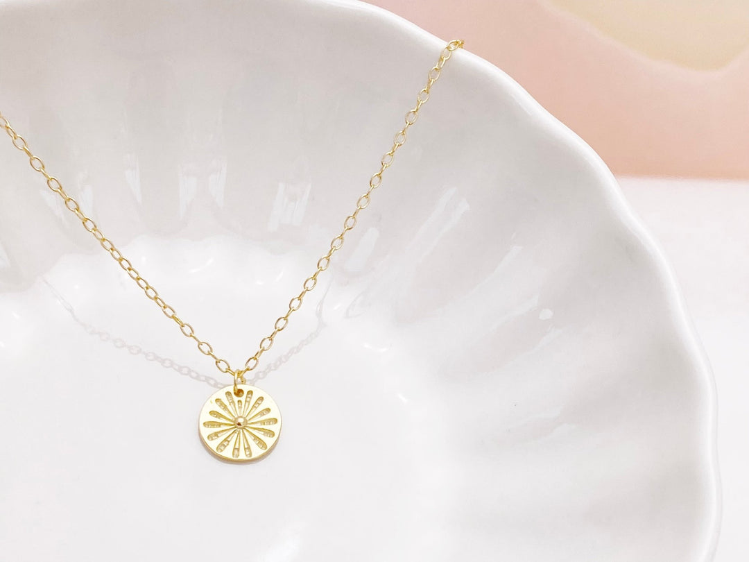 Goldene Sonnenkette als Geschenkidee für Frauen