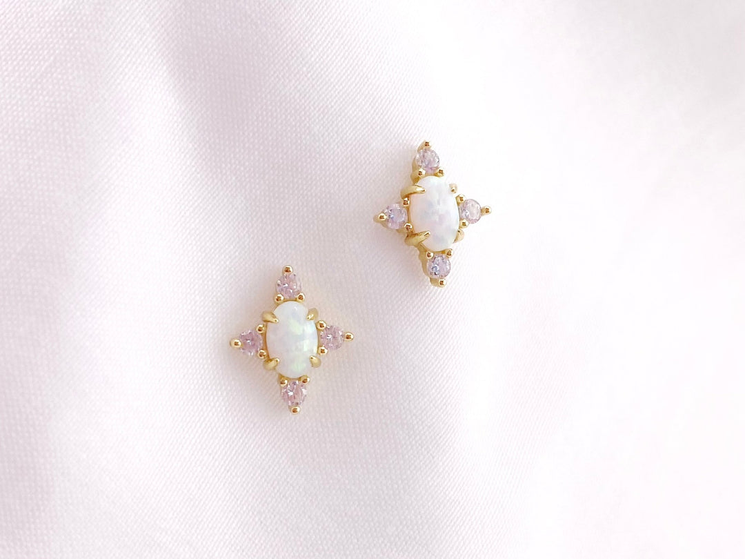 Goldene Ohrstecker mit Opal für Teenager von ALICIA'S DIARY