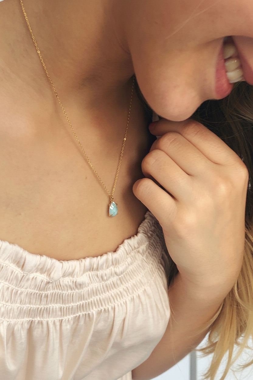 Goldfill Halskette mit unregelmäßigem Amazonit Anhänger in schöner Fassung, besondere Schmuck Inspo für junge Frauen von Alicia's Diary