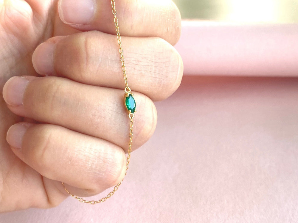 Zartes Armband mit grünem Stein aus vergoldetem Silber