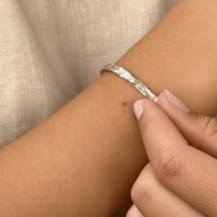 Brazalete estético plateado con acabado martillado