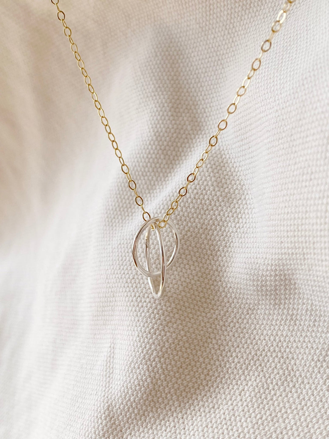 Goldene Halskette mit silbernen Ringen - ALICIA'S DIARY®