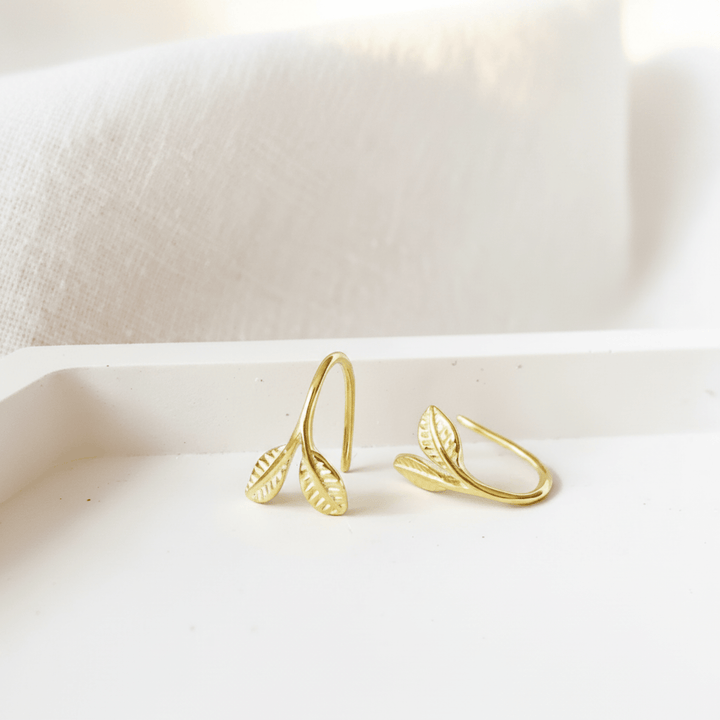 Zarte goldene Ohrringe mit Blattmotiven, filigrane Ohrhänger mit Blättern, Hängeohrringe aus vergoldetem Silber