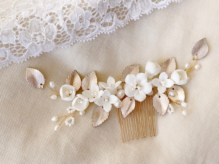 Goldener Braut Haarkamm mit weißen Blüten und Perlen von ALICIA'S DIARY
