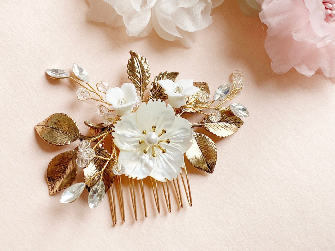 Kleiner Braut-Haarkamm mit Blume, Perle und Strass von ALICIA'S DIARY