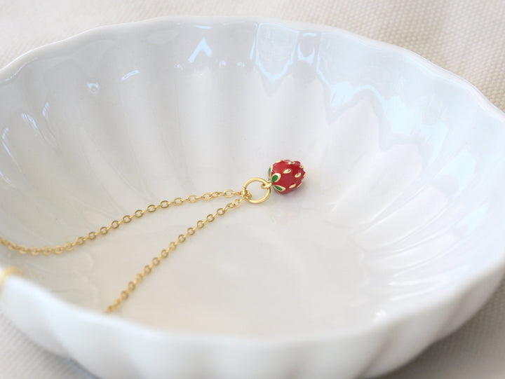 Goldene Halskette mit Erdbeer Anhänger-ALICIA'S DIARY®