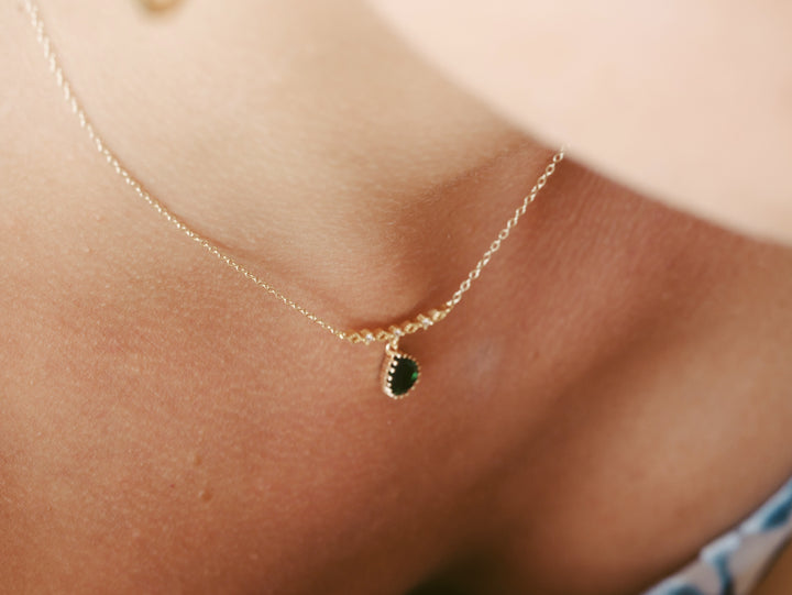 Romantic necklace with drop gemstone