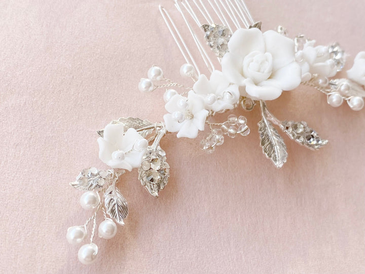 Silberner Brautkamm mit Rose und weißen Blumen | ROSALIE - ALICIA'S DIARY®