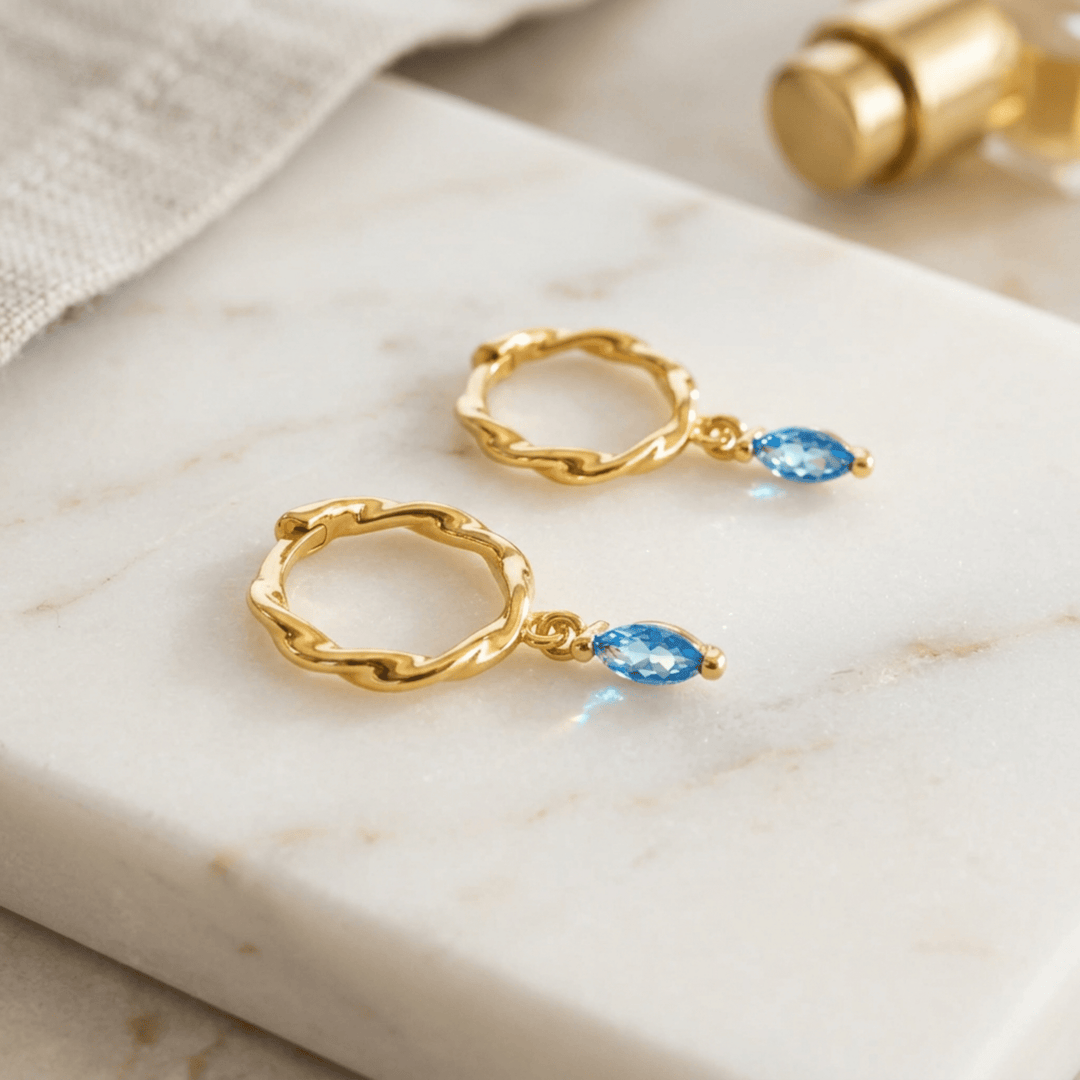 Mini Huggies Creolen gedreht, mit Anhänger, kleine Creolen aus vergoldetem Silber, schöne Ohrringe in Gold von