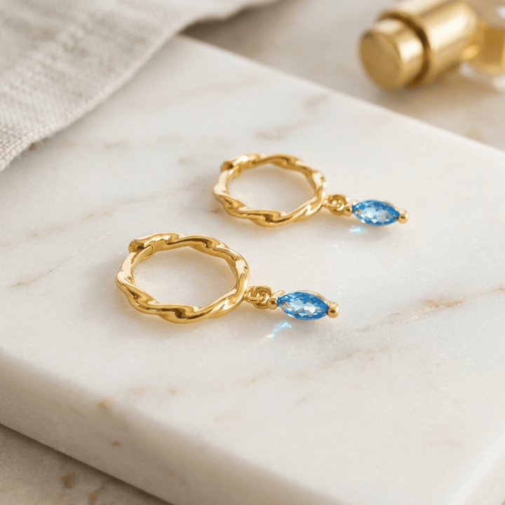 Mini Huggies Creolen gedreht, mit Anhänger, kleine Creolen aus vergoldetem Silber, schöne Ohrringe in Gold von