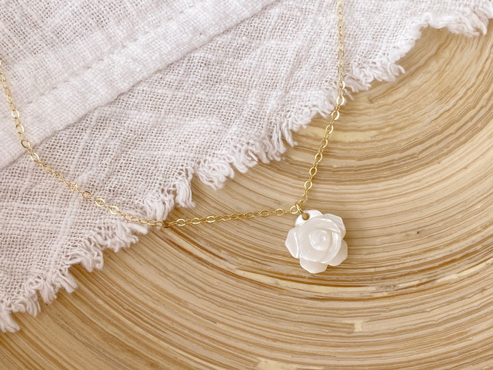 Goldfill Halskette mit Perlmutt Rose | MIRELLA - ALICIA'S DIARY®