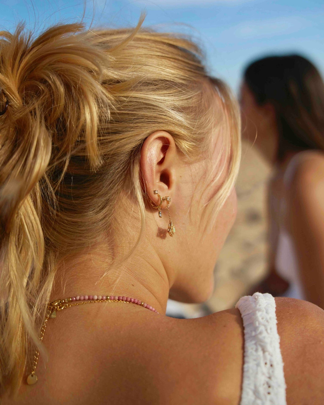 Bunte Perlenkette, Halskette mit Edelsteinen, wasserfester Strandschmuck im Stack gold für Layering von Alicia's Diary
