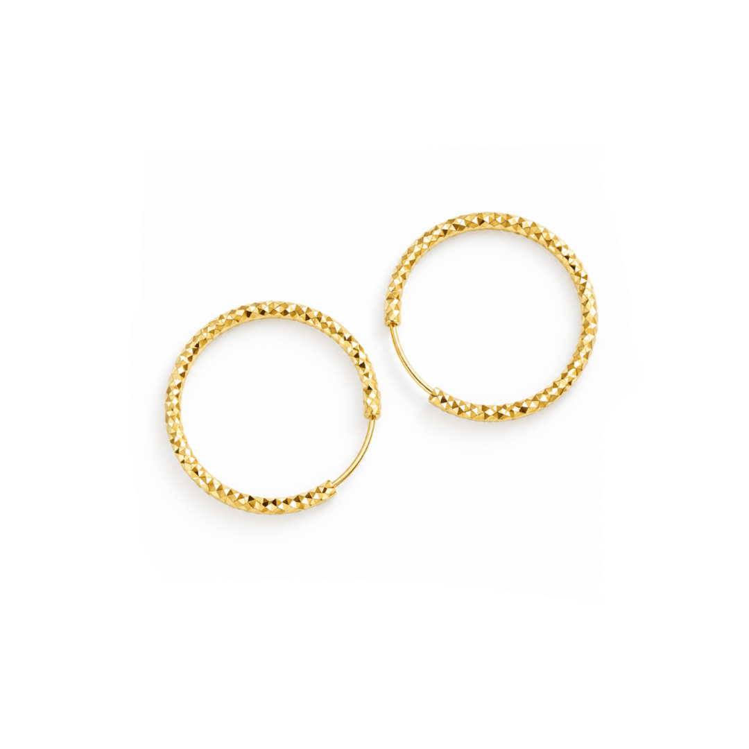 Filigrane Creolen mit Struktur, goldene Reifen, Hoops, moderner Schmuck für junge Frauen, Ohrringe von