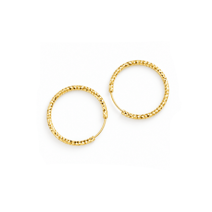 Filigrane Creolen mit Struktur, goldene Reifen, Hoops, moderner Schmuck für junge Frauen, Ohrringe von