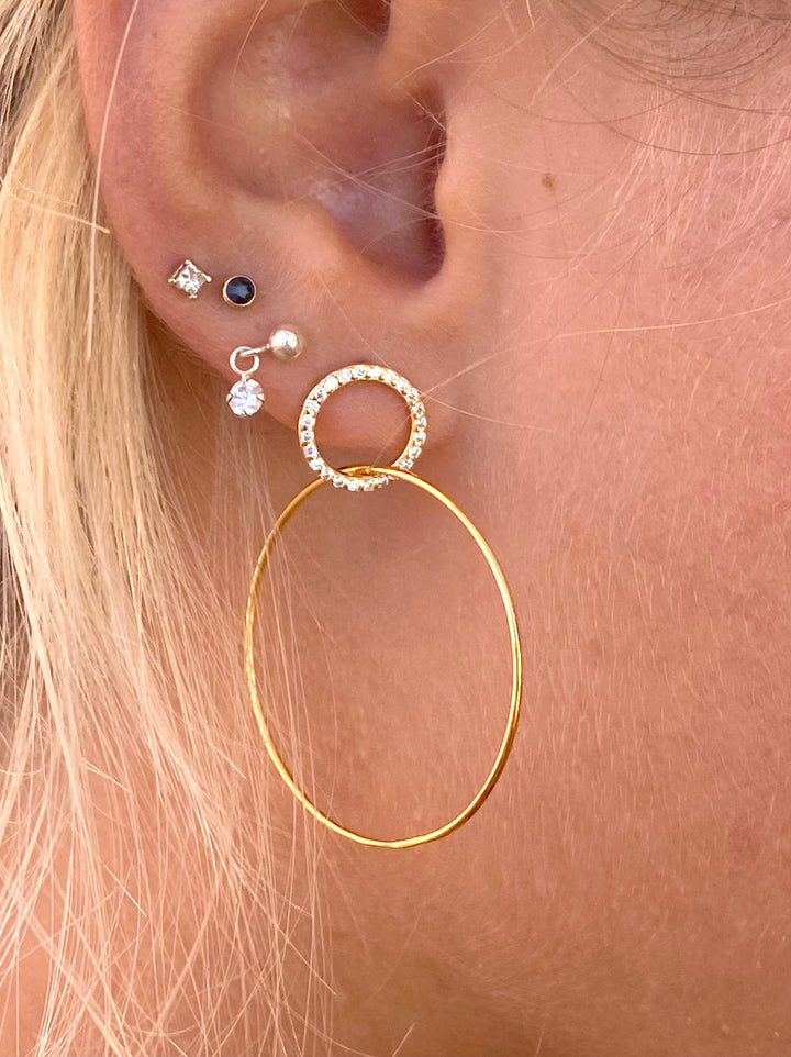 Sehr dünne vergoldete Creolen mit Steinen