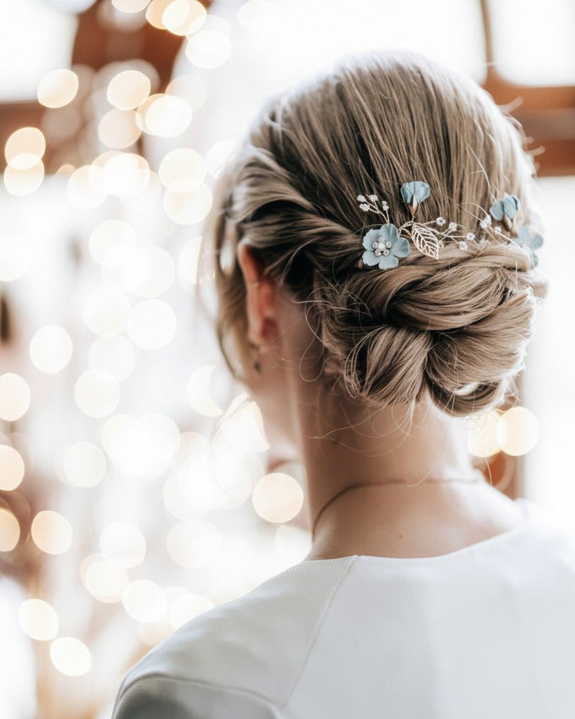 Brautschmuck kaufen, Hochsteckfrisur Hochzeit mit blauen Blumen, etwas Blaues für die Braut, Schmuck für die Hochzeit, florale Haarnadeln blau