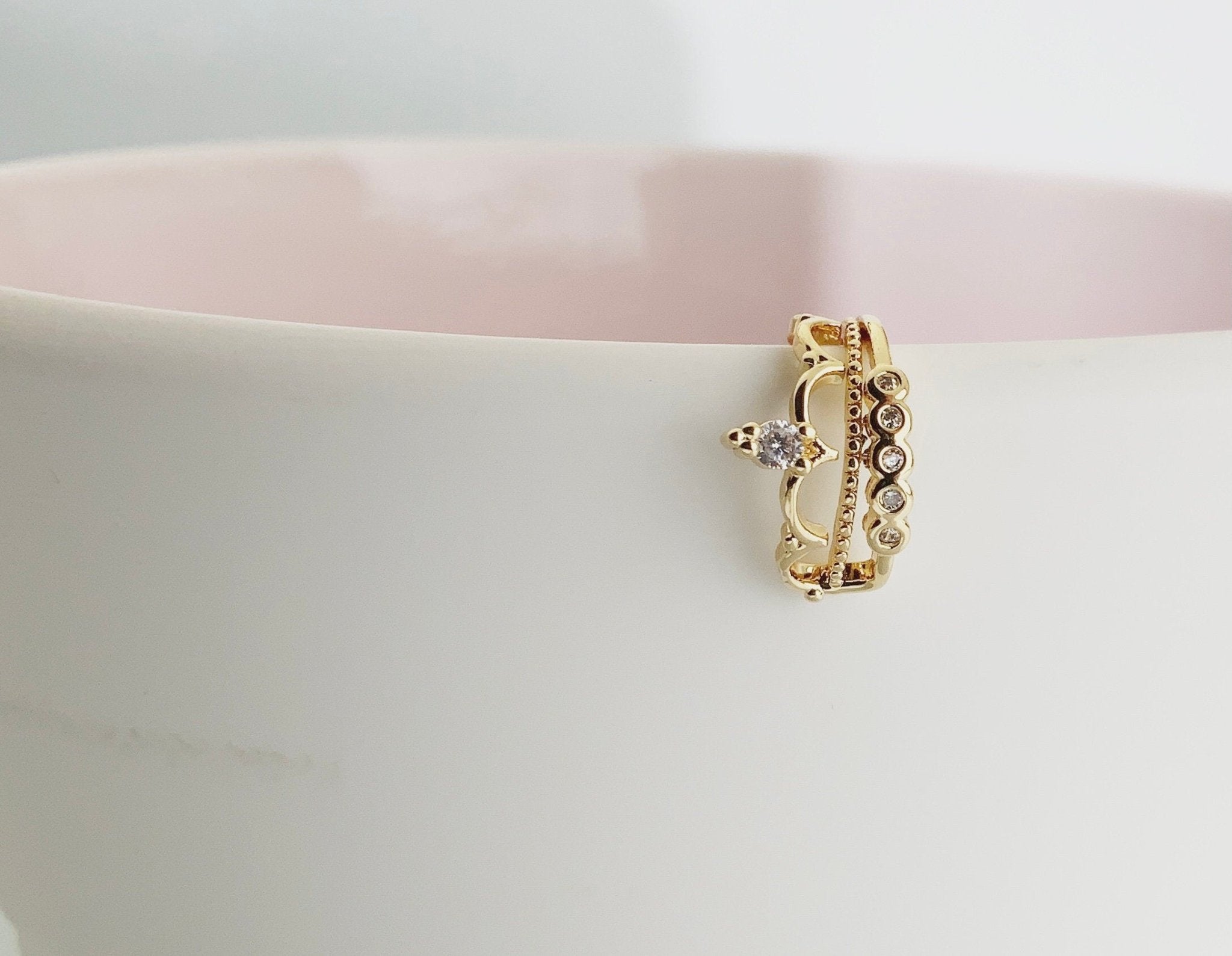 Pendiente de oreja dorado con corona y piedras, pendiente de oreja dorado, pendiente de oreja, pendiente de oreja sin perforación, hermosa joyería de Alicia's Diary