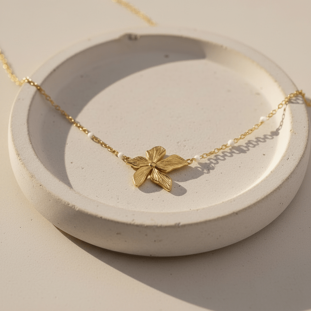 Goldene Halskette aus vergoldetem Stainless Steel mit Hibiskus Blüte und weißen Perlen, Beach Girl Inspo Schmuck