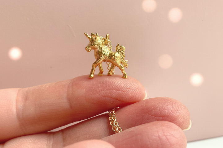 Goldene Kinder Halskette mit Einhorn Anhänger Charm, Kinderschmuck mit Pferd, Tier, laufendes Einhorn Geschenk für Einschulung Mädchen