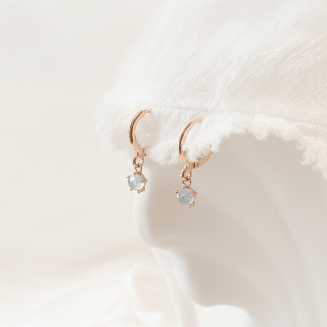Rosegold Creolen mit Anhänger, Aquamarin Stein Schmuck, Creolen in Rosegold mit Steinen, bunt, blaue Natursteine Ohrringe