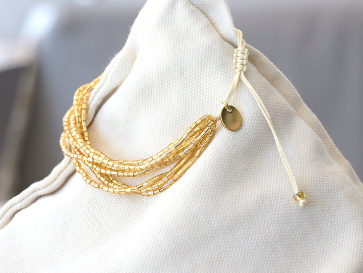 Hochwertiges Perlenarmband im Boho-Style mit goldenen Miyuki-Perlen, cooler Schmuck für junge Frauen von Alicia's Diary